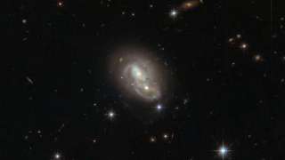 Благодаря телескопу Hubble астрономы увидели две пересекающиеся галактики