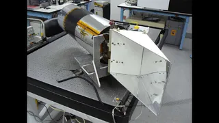 Специалисты НАСА выяснили, что зонд LROC перенес удар метеороида