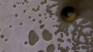 В НАСА опубликовали снимки швейцарского сыра на Марсе