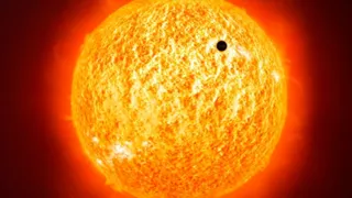 NASA засняли гигантский НЛО, заряжающийся от Солнца