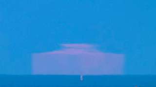 Розовую луну-"айсберг" сфотографировал американский астроном-любитель