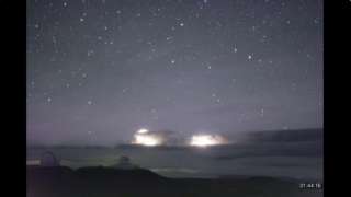На Гавайях жители заметили гигантские взлетающие в космос струйные молнии