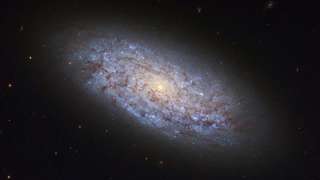 "Хаббл" сфотографировал галактику с "неправильной" темной материей