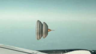 Пассажир самолета снял на видео «огромный НЛО»