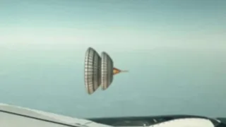 Пассажир самолета снял на видео «огромный НЛО»