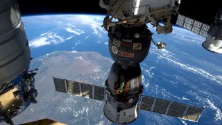 В открытом космосе Юрчихин и Рязанский запустили спутник и испытывают новый скафандр