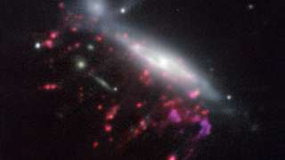 Черные дыры поедают «галактики-медузы» изнутри