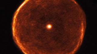 Астрономы показали "пылающее око" древнейшей звезды