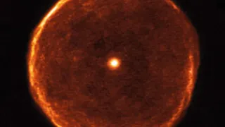 Астрономы показали "пылающее око" древнейшей звезды