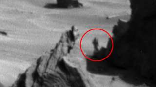 Уфологи обнаружили на Марсе вооружённого инопланетянина