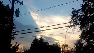 В США очевидцы сняли в небе гигантский полупрозрачный НЛО