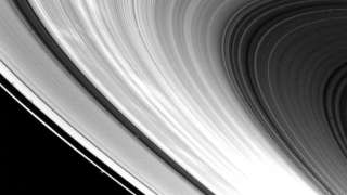 Между Сатурном и его кольцами находится сложное неизвестное вещество