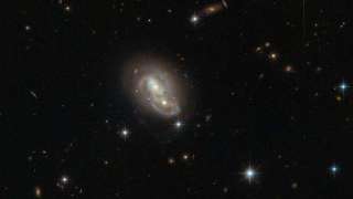 Галактика "лицо Бога" в созвездии Печи поглотила другие звездные скопления