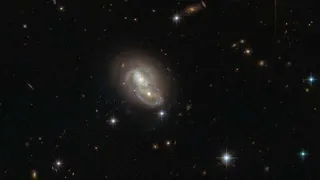 Галактика "лицо Бога" в созвездии Печи поглотила другие звездные скопления