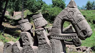 В Гималаях нашли каменное войско
