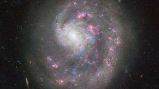 Астрономы обнаружили уникальную "однорукую" галактику