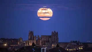 В сети опубликовано завораживающее видео суперлуния