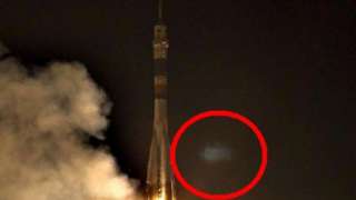 Уфолог обнаружил в небе странный неопознанный объект во время запуска ракеты с космодрома