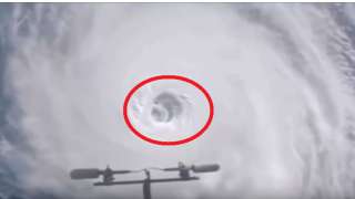 Астронавты NASA зафиксировали на видео огромный неопознанный объект округлой формы