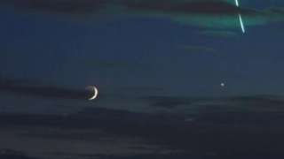 Немецкий фотограф запечатлел в ночном небе странный космический объект, падающий на землю