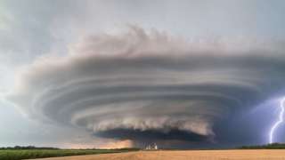 В Канзасе огромный торнадо принял облик "летающей тарелки"