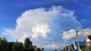Гигантское облако в форме "летающей тарелки" перепугало жителей Барнаула