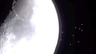 Уфолог заснял подлетающую к Луне кучу "летающих тарелок"