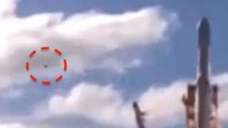  Видеозапись с "летающей тарелкой" возле ракеты Falcon 9 ошеломила Сеть