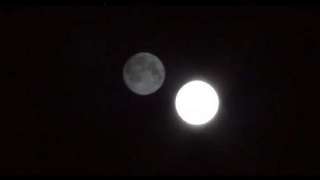 Появление двух лун на небе было зафиксировано видеорегистратором