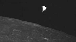 На фотоснимках поверхности Луны уфолог Скотт Уоринг обнаружил НЛО в виде медузы