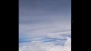 В Таиланде "летающая тарелка" подлетела прямо к самолёту