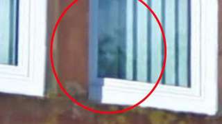 Шотландка заметила лицо инопланетянина в окне квартиры, в которой когда-то жила