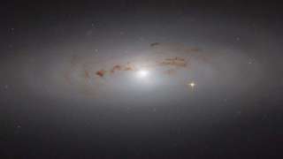 В NASA продемонстрировали удивительный фотоснимок далёкой галактики