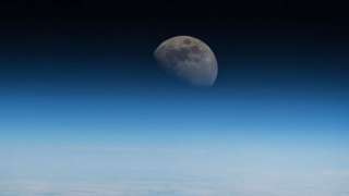 NASA показало впечатляющий снимок Луны сквозь земную атмосферу