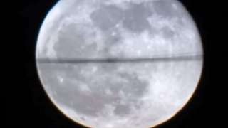 Видео с таинственной полосой, ползающей по Луне, взбудоражило Сеть