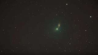 В Сети появилось захватывающее видео полёта кометы Ивамото на фоне спиральной галактики