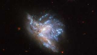NASA показало фотоснимок двух сталкивающихся галактик