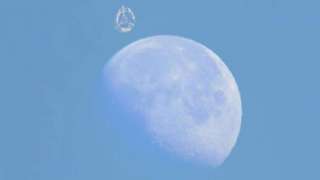 Немыслимая картина попала на видео: Возле Луны появился гигантский объект, похожий на космическую станцию