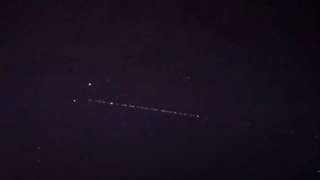 Жители Урала наблюдали в небе зрелищный «поезд» из 60 спутников Илона Маска