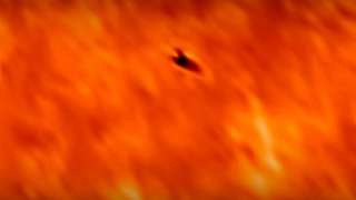 Шокирующее видео: НЛО борется с гравитацией Солнца