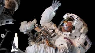 Американские астронавты вышли в открытый космос для замены батарей МКС