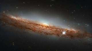 NASA показало снимок галактики в форме «летающей тарелки»