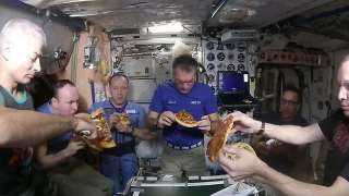 Специалист рассказал, чем будут питаться космонавты во время полетов на Луну и Марс