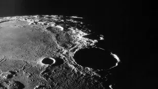 Индийская миссия Чандраян 2 заглянет в темные лунные кратеры