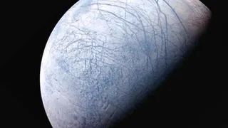 Лед на Европе может излучать зеленоватый свет