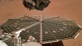 Падение уровня мощности солнечных батарей угрожает миссии InSight