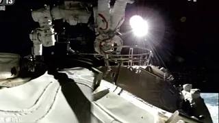 Китайские астронавты совершили первый выход в открытый космос с борта Китайской космической станции