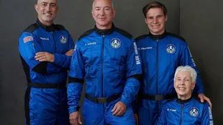 Джеффа Безос успешно запустил New Shepard в свой первый суборбитальный полет с пассажирами на борту 