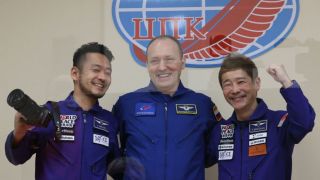 Японские космические туристы вернулись на Землю