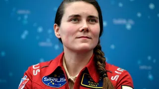 Анна Кикина проходит подготовку для полета на корабле Crew Dragon